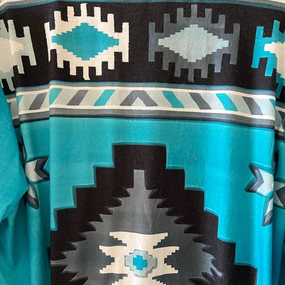 Plus Size Top 💙🖤 - Picture 6 of 8